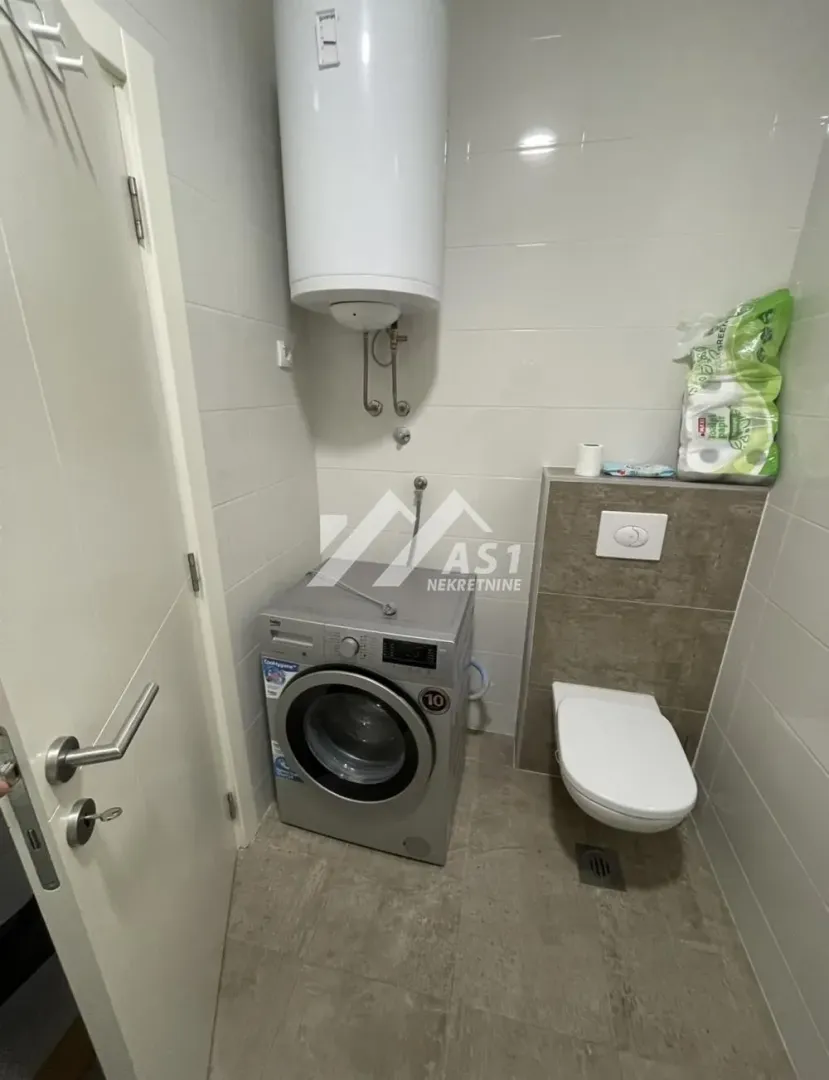Kupatilo opremljeno sanitarijama, mašinom za veš i bojlerom.