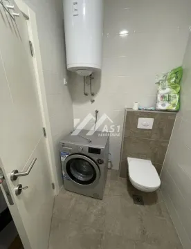 Kupatilo opremljeno sanitarijama, mašinom za veš i bojlerom. - image 7