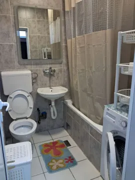 Manje kupatilo sa sanitarijama, kadom i veš mašinom. - image 9