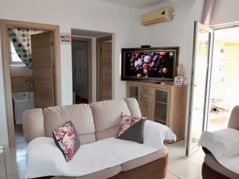 Izdavanje, dvosoban stan, 70m², Dumidran, Tivat - image 5