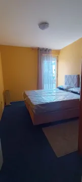 Spavaća soba sa bračnim krevetom prekrivenim zaštitnom folijom. - image 7