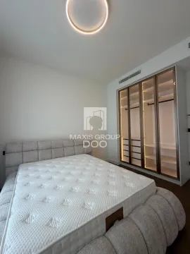 Spavaća soba sa bračnim krevetom i ugradnim ormarom sa staklenim vratima. - image 17