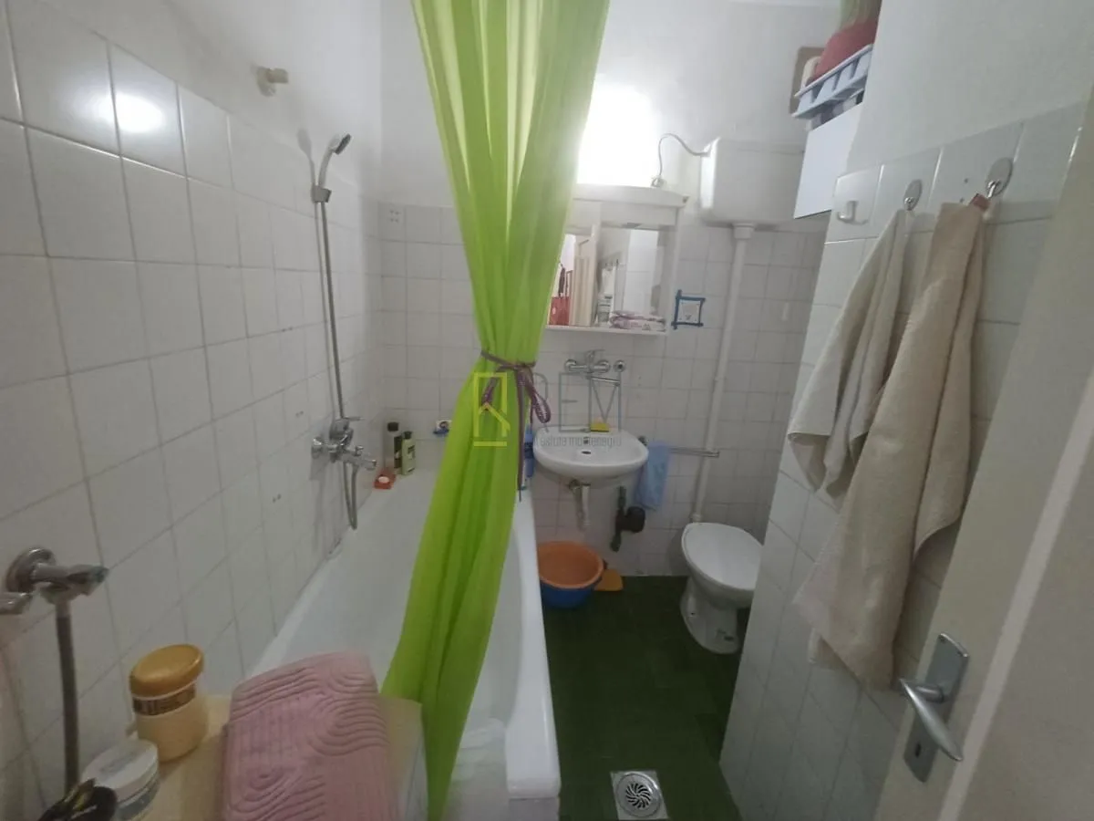 Manje kupatilo sa kadom, umivaonikom i toaletom.