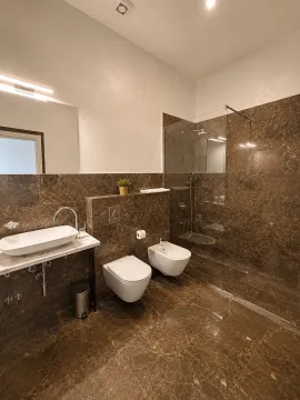 Moderne kupatilo sa tuš kabinom, umivaonikom, wc šoljom i bideom. - image 18