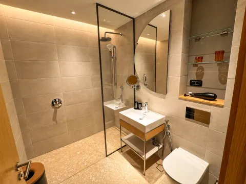 Moderne kupatilo sa tuš kabinom, umivaonikom i ugrađenom šoljom. - image 10