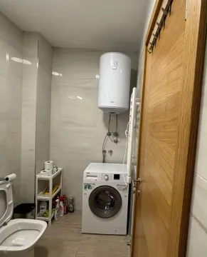 Manje kupatilo sa veš mašinom, bojlerom i sanitarijama. - image 6