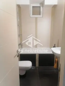Manje kupatilo opremljeno kadom, umivaonikom i toaletom. - image 25