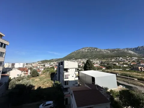 Pogled na okolno naselje i planine u pozadini. - image 9