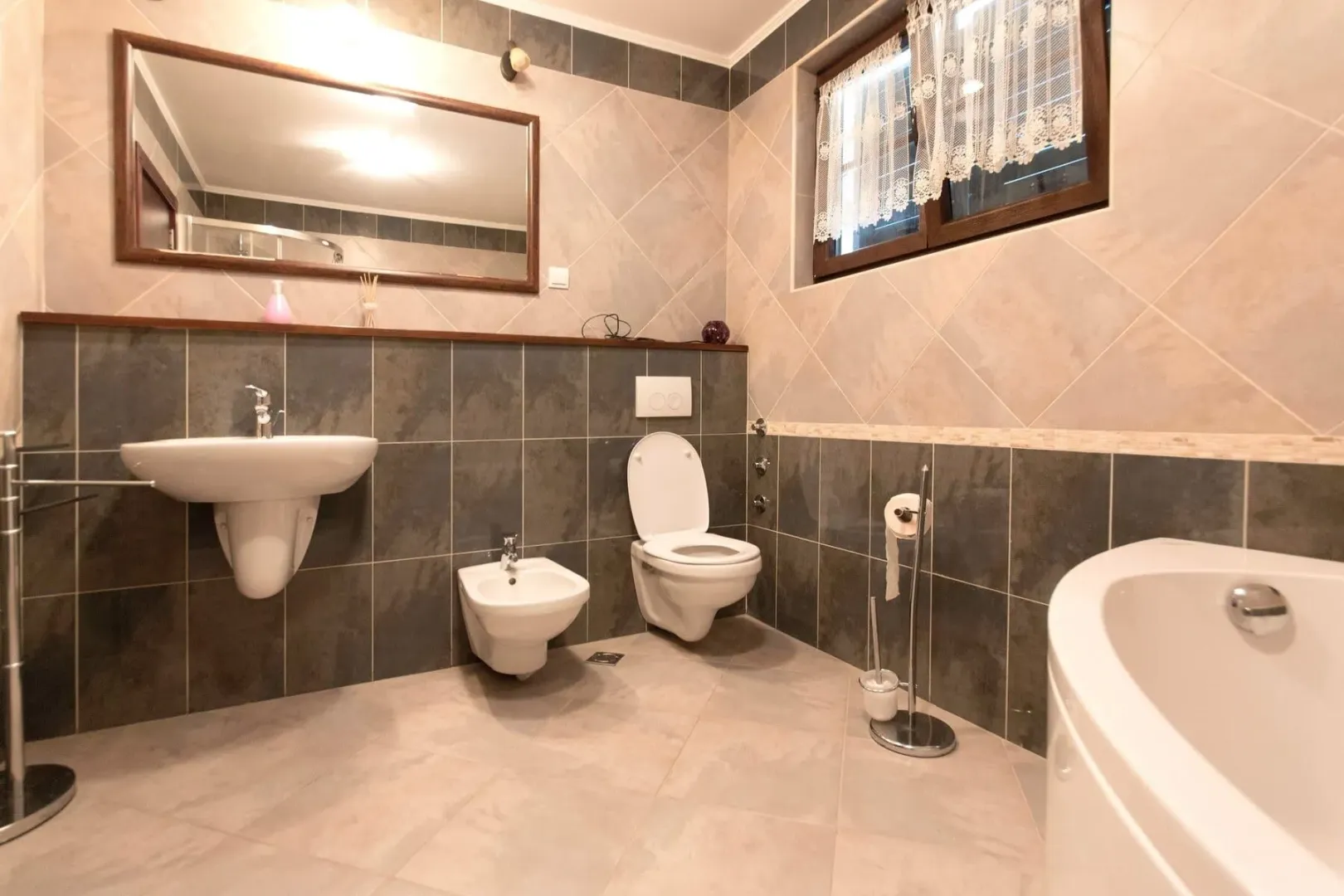 Prodaja, kuća, 235m², Kostanjica, Kotor