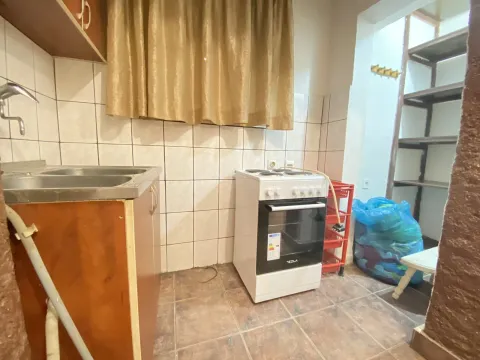 Mala funkcionalna kuhinja sa električnim šporetom i sudoperom. - image 4