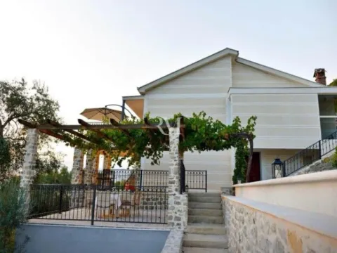 Izdavanje, kuća, 281m², Dub, Kotor - image 3