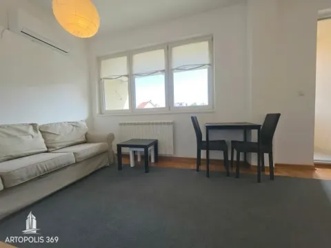 Dnevna soba sa garniturom, trpezarijskim stolom i prozorima. - image 4