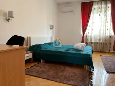 Spavaća soba sa bračnim krevetom, radnim stolom i prozorom sa zavjesama. - image 8