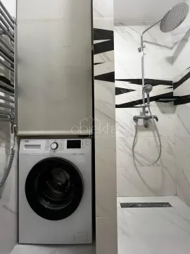 Moderne kupatilo sa tuš kabinom i veš mašinom. - image 9