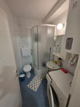 Manje kupatilo sa tuš kabinom, umivaonikom, WC šoljom i veš mašinom. - image 8