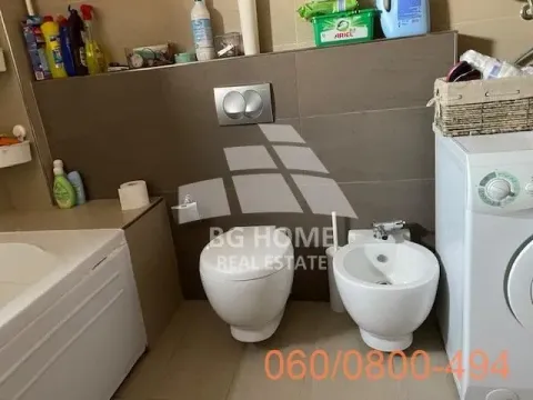 Kupatilo opremljeno sanitarijama i veš mašinom. - image 12
