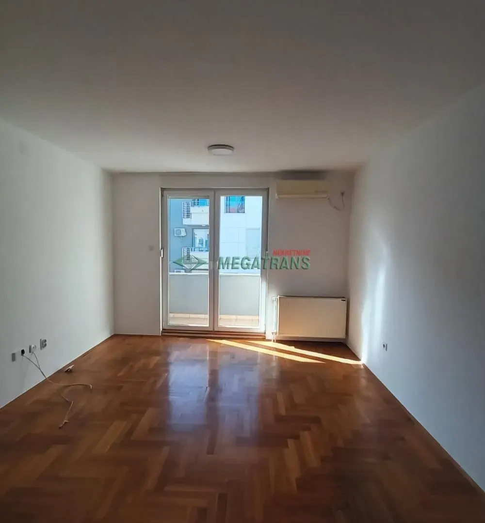 Izdavanje, četvorosoban stan, 100m², Centar, Novi Sad