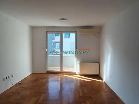 Izdavanje, četvorosoban stan, 100m², Centar, Novi Sad - image 16