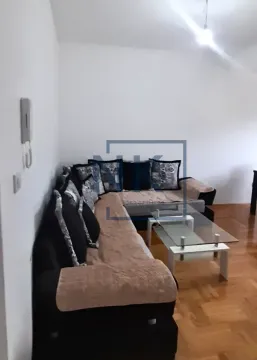 Dnevna soba sa ugaonom garniturom i staklenim stočićem. - image 3