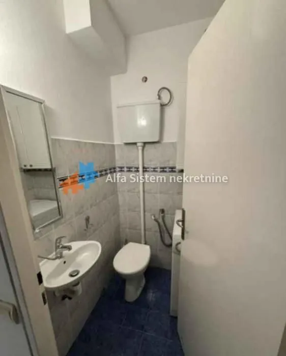 Manje kupatilo sa umivaonikom i wc šoljom.