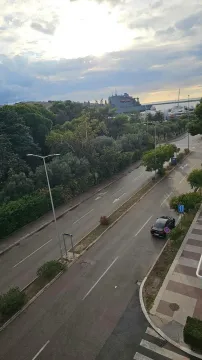 Pogled sa terase na ulicu i zelenilo. - image 8