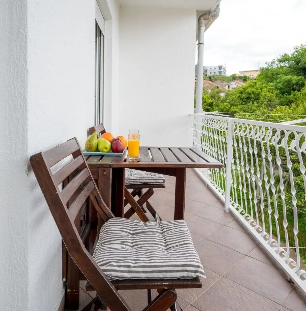 Izdavanje, dvosoban stan, 60m², Pod Kuk, Tivat