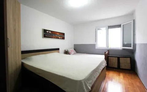 Spavaća soba sa bračnim krevetom, pojedinačnim krevetom, ormarom i prozorom. - image 7