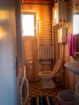 Manje kupatilo sa WC šoljom, umivaonikom i tuš kabinom. - image 15