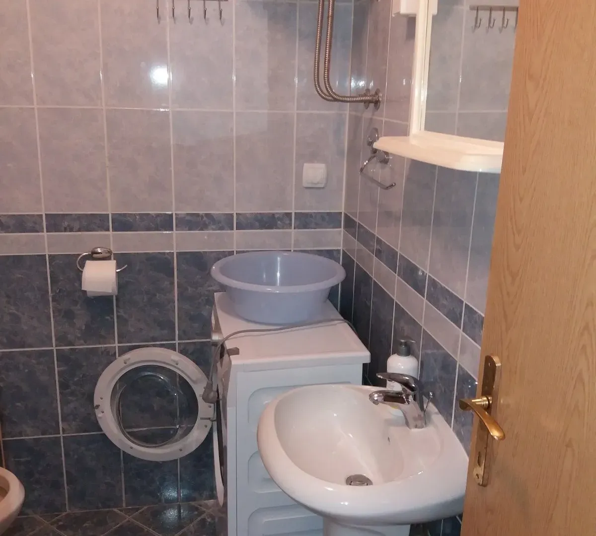 Izdavanje, jednosoban stan, 25m², Kalimanj, Tivat