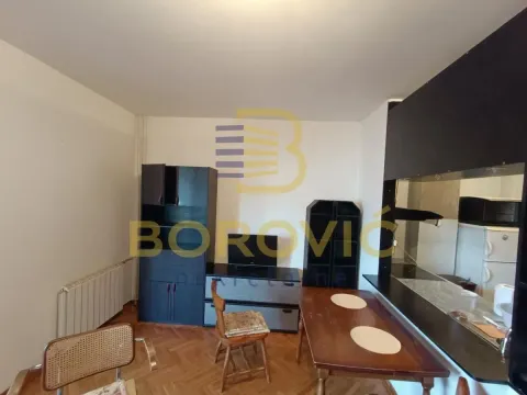 Dnevna soba sa trpezarijskim stolom i nameštajem. - image 3