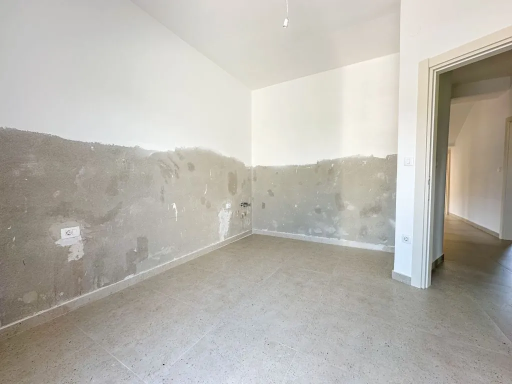 Prodaja, četvorosoban stan, 160m², Drač, Podgorica