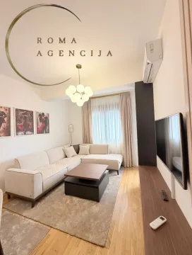 Dnevna soba sa ugaonom garniturom, stočićem i televizorom. - image 4