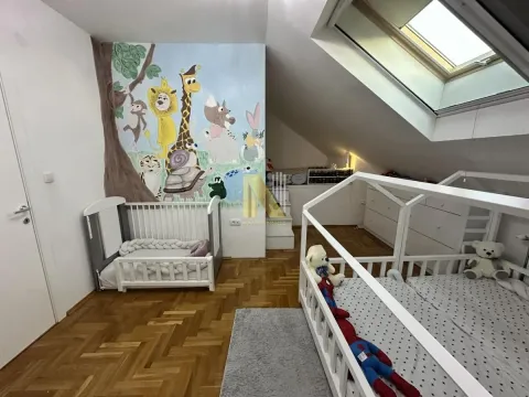 Dečja soba u potkrovlju sa krevetićima i oslikanim zidom. - image 7