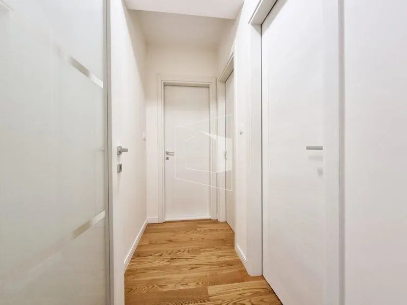 Izdavanje, dvosoban stan, 68m², Central Point, Podgorica
