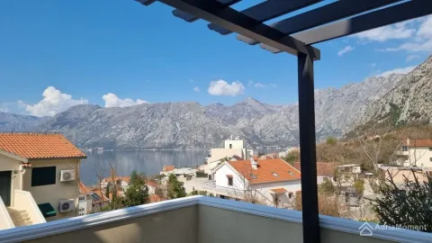 Pogled na zaliv i planine sa terase. - image 13