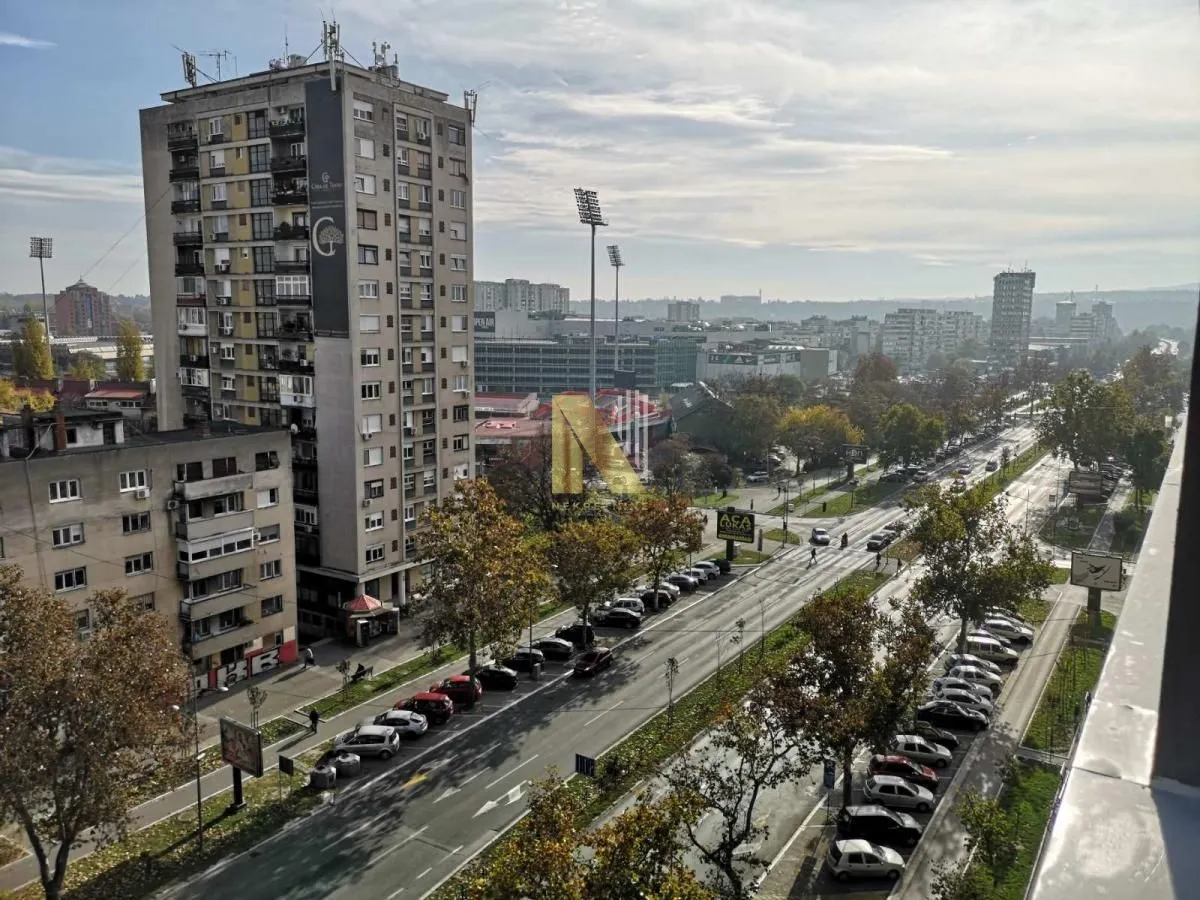 Pogled sa terase na gradski kvart, bulevar i okolne zgrade.