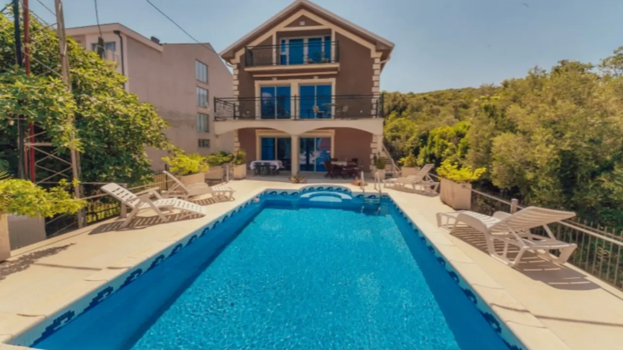 Izdavanje, kuća, 220m², Đuraševići, Tivat