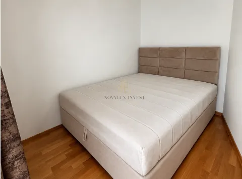 Bračni krevet u spavaćoj sobi sa drvenim podom. - image 8