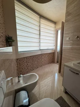 Moderne kupatilo sa bideom, lavaboom i velikim prozorom sa roletnama. - image 28