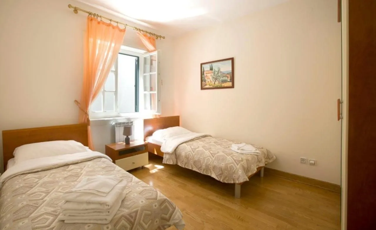 Sale, four bedroom apartment, 95m², Sveti Stefan, Budva
