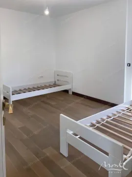 Spavaća soba sa dva bijela drvena kreveta i parketom na podu. - image 6