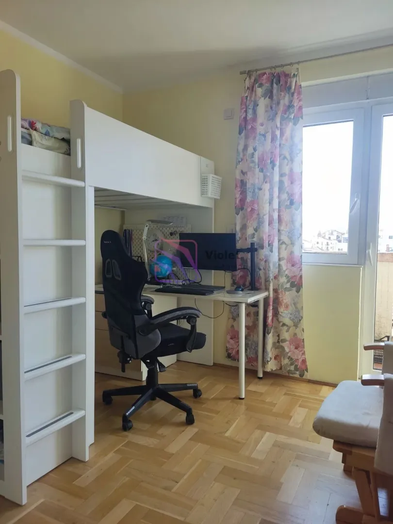 Dječja soba sa krevetom na sprat i radnim stolom.