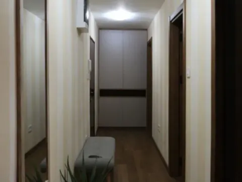 Izdavanje, dvosoban stan, 76m², Blok 5, Podgorica - image 2