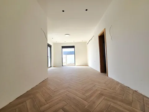 Rent, house, 434m², Farmaci, Podgorica - image 17