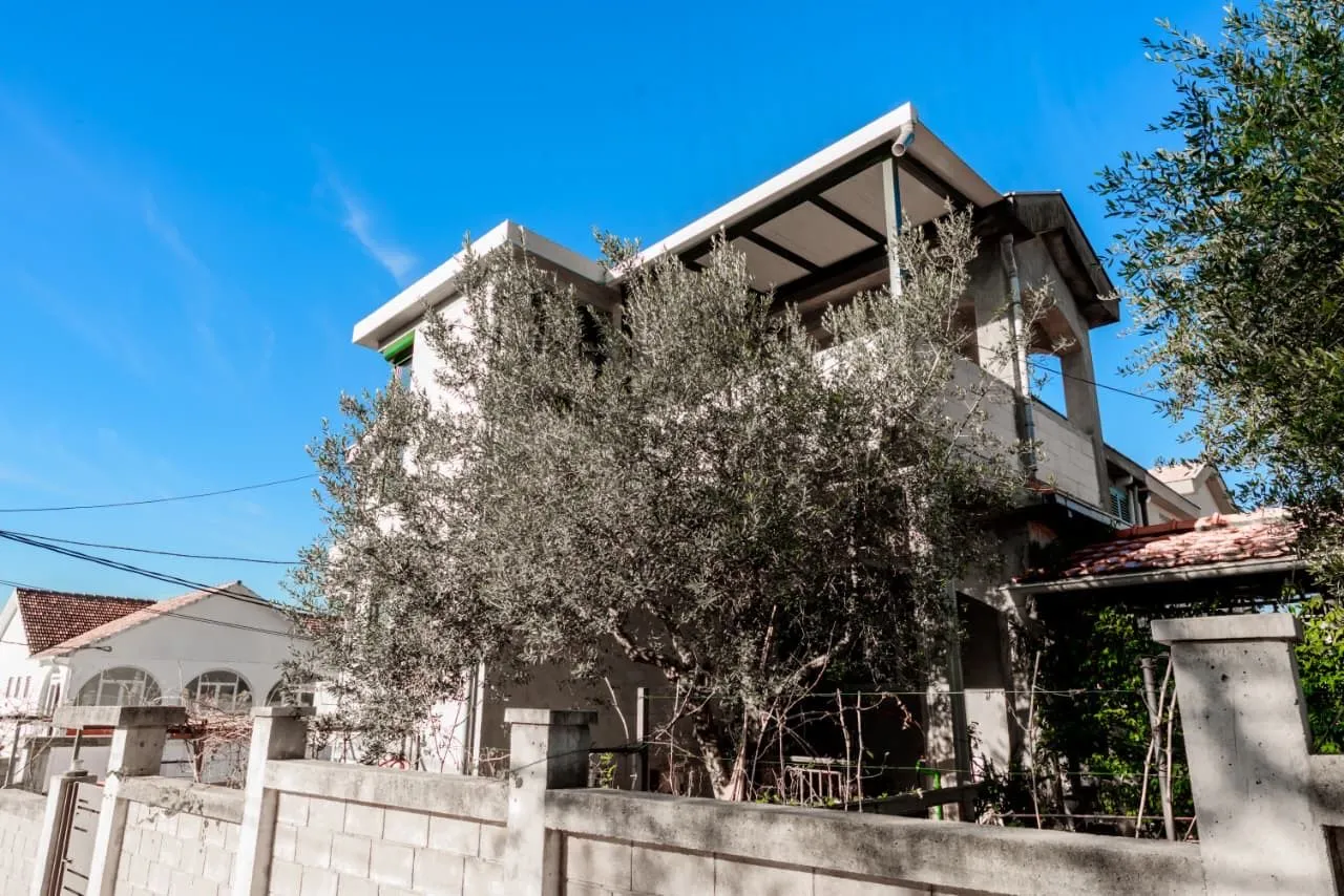 Izdavanje, trosoban stan, 120m², Mrčevac, Tivat
