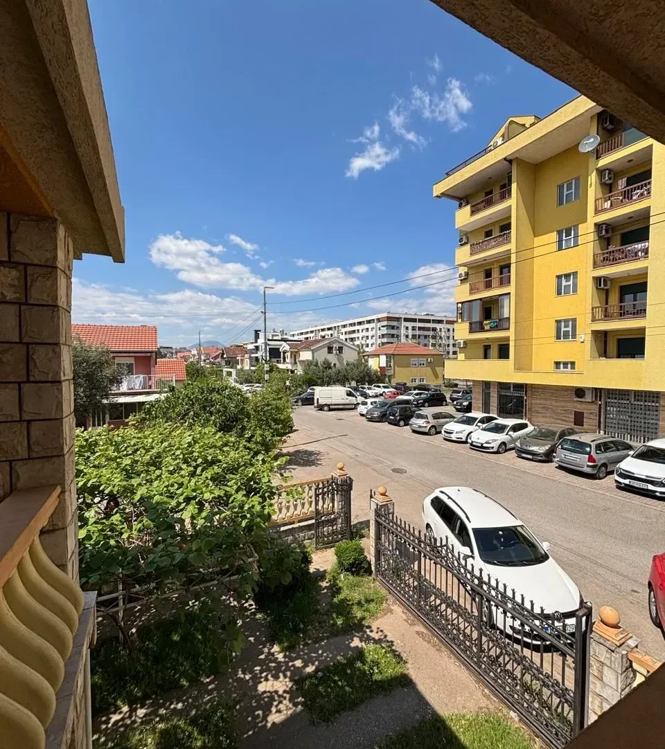 Izdavanje, kuća, 250m², Stari Aerodrom, Podgorica