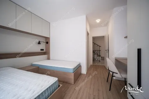 Spavaća soba sa dva kreveta i radnim stolom. - image 12