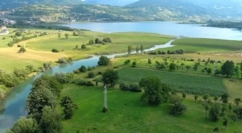 Pogled iz vazduha na jeZERO, rijeku i zelene površine. - image 3