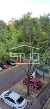 Pogled sa prozora na drveće i parking ispred zgrade. - image 18