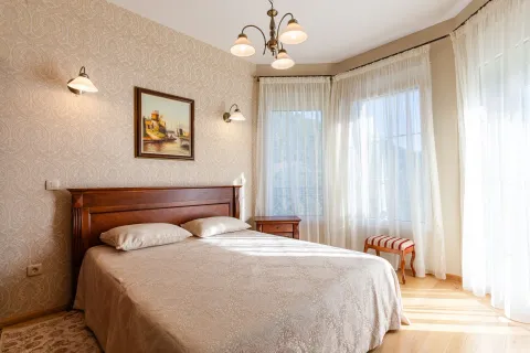 Prostrana spavaća soba sa bračnim krevetom, tapetama na zidu i velikim prozorima sa zavjesama. - image 47